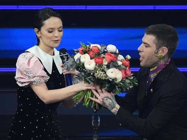 Fiori dati a Fedez da Michielin a Sanremo 2021