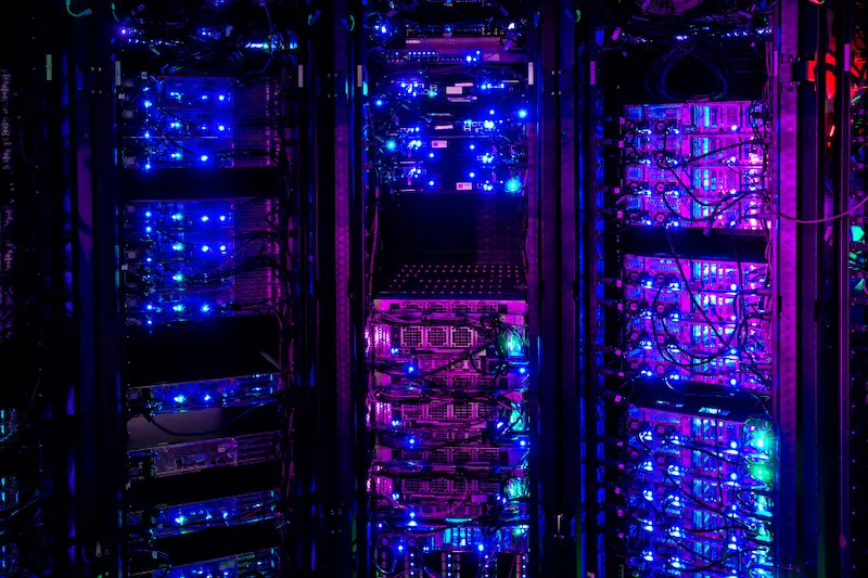 Data center con server illuminato
