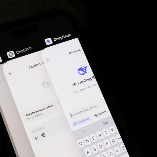 Schermata cellulare con Chatgpt e Deepseek