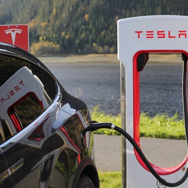 Ricarica Tesla auto elettrica